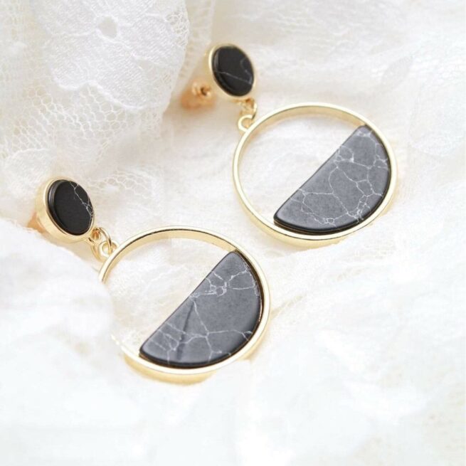 boucles d'oreilles noires et dorées