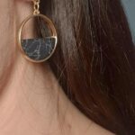 boucles d'oreilles noires et dorées