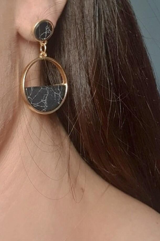 boucles d'oreilles noires et dorées